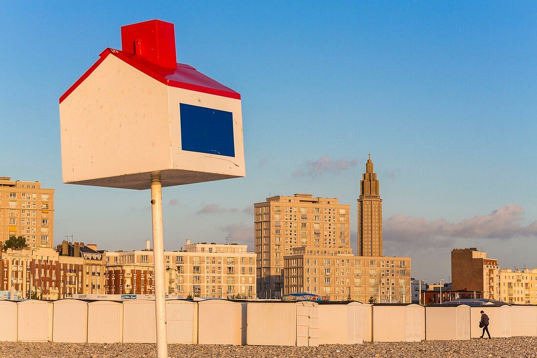 Frankreich, Seine-Maritime, Le Havre, Kieselstrand und Strandhütten mit dem Glockenturm der Kirche Saint-Joseph