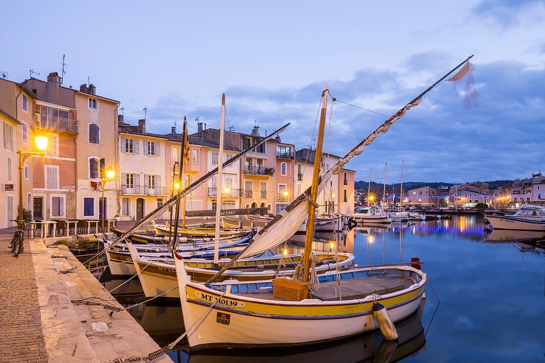 Frankreich, Bouches-du-Rhône, Martigues, Bezirk l'Isle (Insel), der Kai von Brescon, bekannt als Miroir aux Oiseaux (Vogelspiegel), ist seit Ende des 19. Jahrhunderts der bevorzugte Ort für Maler wie Delacroix, Corot, Loubon, Ziem oder Dufy, traditionelle Fischerboote, die hier Pointu genannt werden.