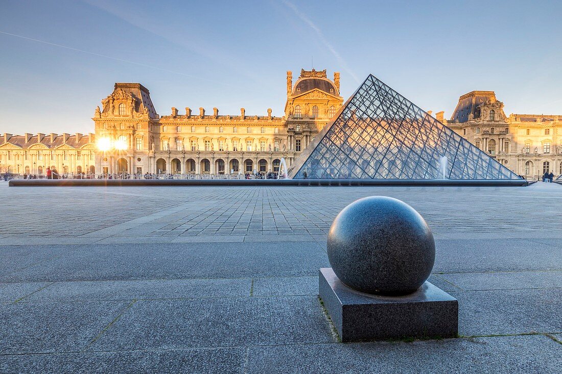 Frankreich, Paris, von der UNESCO zum Weltkulturerbe erklärtes Gebiet, die Louvre-Pyramide des Architekten Ieoh Ming Pei, von links nach rechts die Fassaden der Pavillons Turgot, Richelieu und Colbert im Hof Napoleon