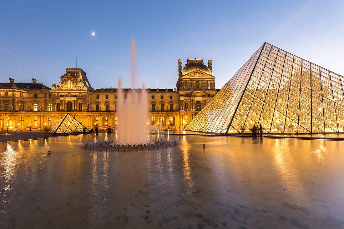 Frankreich, Paris, von der UNESCO zum Weltkulturerbe erklärtes Gebiet, die Louvre-Pyramide des Architekten Ieoh Ming Pei, Fassade des Pavillon Denon im Hof Napoleon