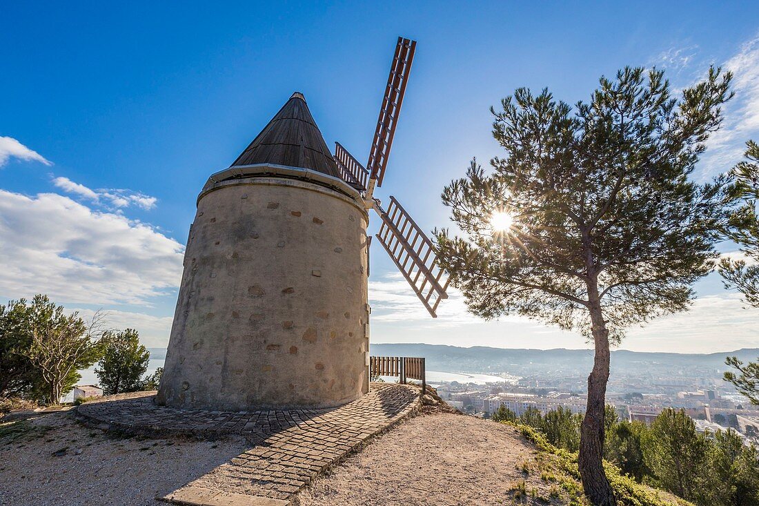 Frankreich, Bouches-du-Rhône, Martigues, die Windmühle, die von dem den Großraum Marseille durchquerenden Großstadtpfad GR 2013 aus gesehen wird