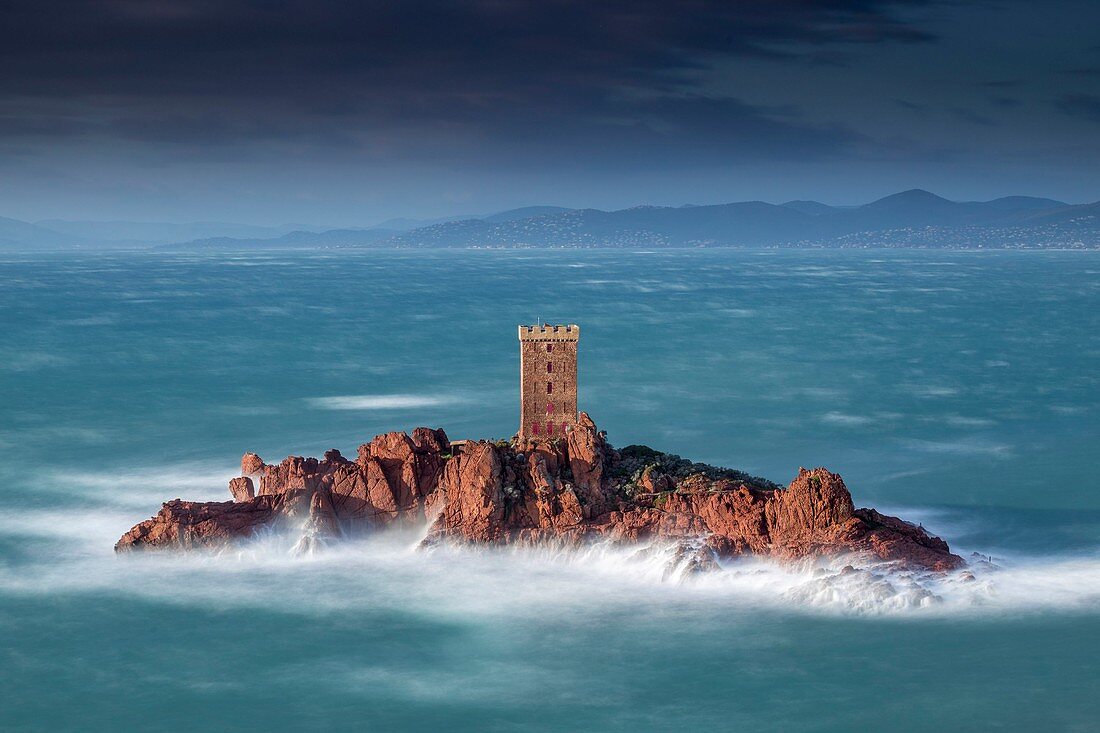 Frankreich, Var, Saint-Raphaël, starker Wellengang und starker Wind auf dem Turm der Ile d'Or am Cap du Dramont