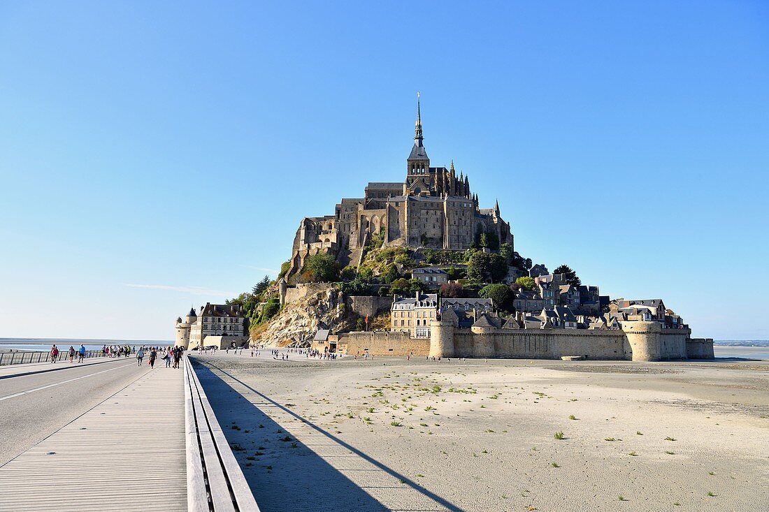 Frankreich, Manche, Bucht von Mont-Saint-Michel, UNESCO Weltkulturerbe, Fußgängerbrücke des Architekten Dietmar Feichtinger und Mont-Saint-Michel