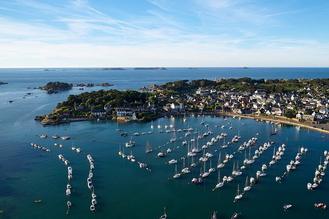 Frankreich, Côtes-d'Armor , Côte de Granit Rose, Perros-Guirec, Ploumanac'h, der Hafen (Luftaufnahme)