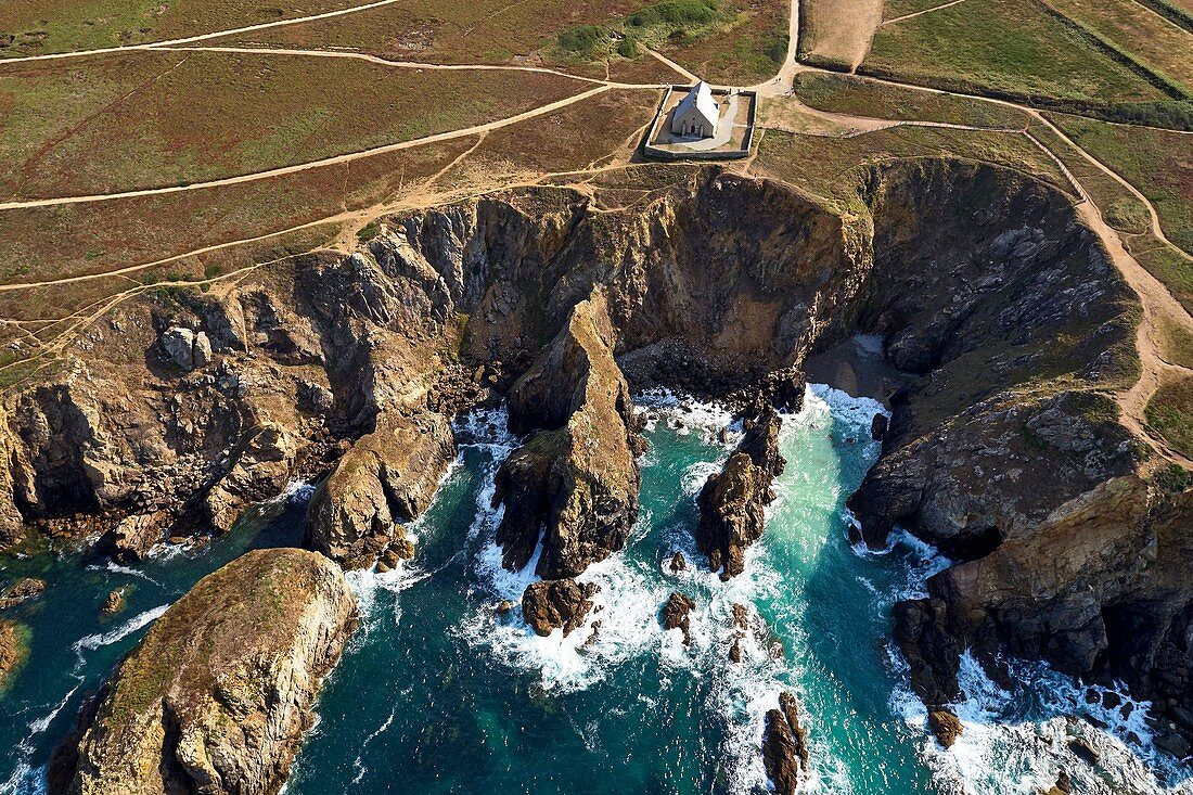 Frankreich, Finistère, Cap Sizun, Cleden-Cap-Sizun, Baie des Trépassés, Pointe du Van, Chapelle de Saint-They (Luftaufnahme)