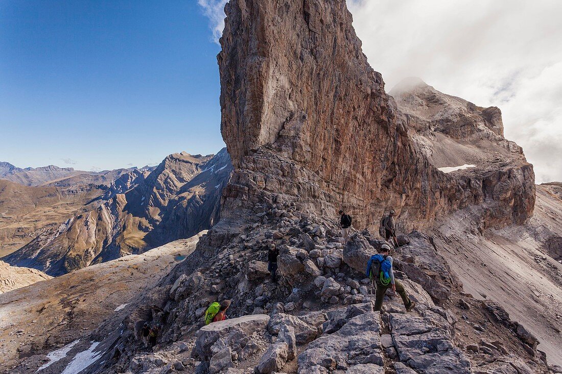 Frankreich, Hautes-Pyrénées, Gavarnie, UNESCO-Weltkulturerbe, Wanderer über die Brèche de Roland