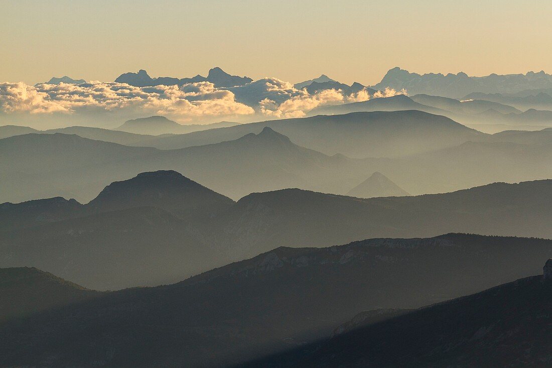 Frankreich, Vaucluse, Sonnenaufgang seit dem Gipfel des Mont Ventoux (1912m)