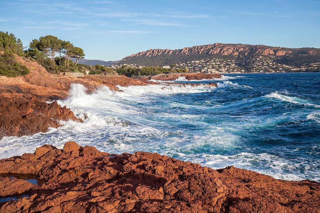 Frankreich, Var, Corniche de l'Estérel, Agay, Saint-Raphaël, Massiv von Estérel, die Bucht von Agay am Fuße des Rastel d'Agay vom Cap du Dramont