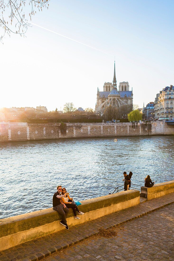 Frankreich, Paris, von der UNESCO zum Weltkulturerbe erklärtes Gebiet, Ile Saint-Louis und die Kathedrale Notre-Dame