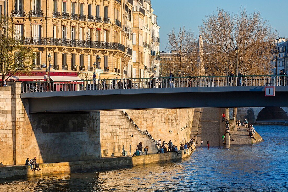 Frankreich, Paris, von der UNESCO zum Weltkulturerbe erklärtes Gebiet, die Brücke Saint-Louis, die die Ile de la Cité mit der Ile Saint-Louis verbindet