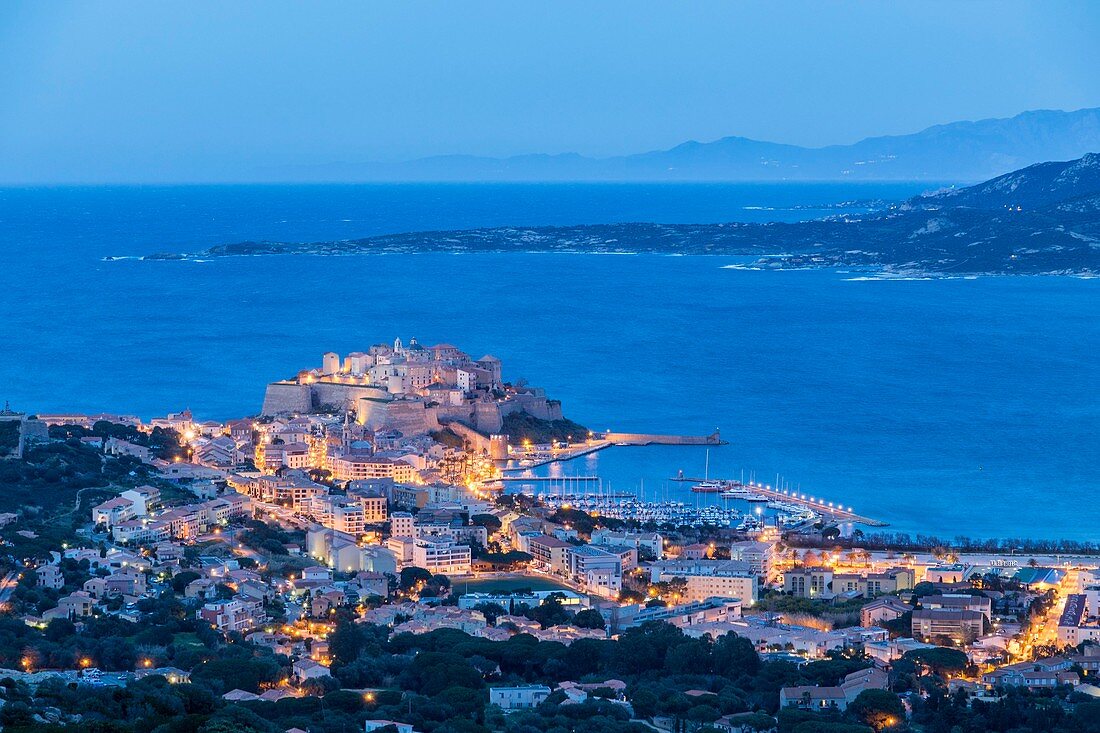Frankreich, Haute-Corse, Balagne, Calvi und die genuesische Zitadelle in der Bucht von Calvi