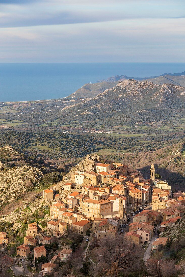 Frankreich, Haute-Corse, Balagne, Blick auf das Dorf Speloncato auf dem Hügel