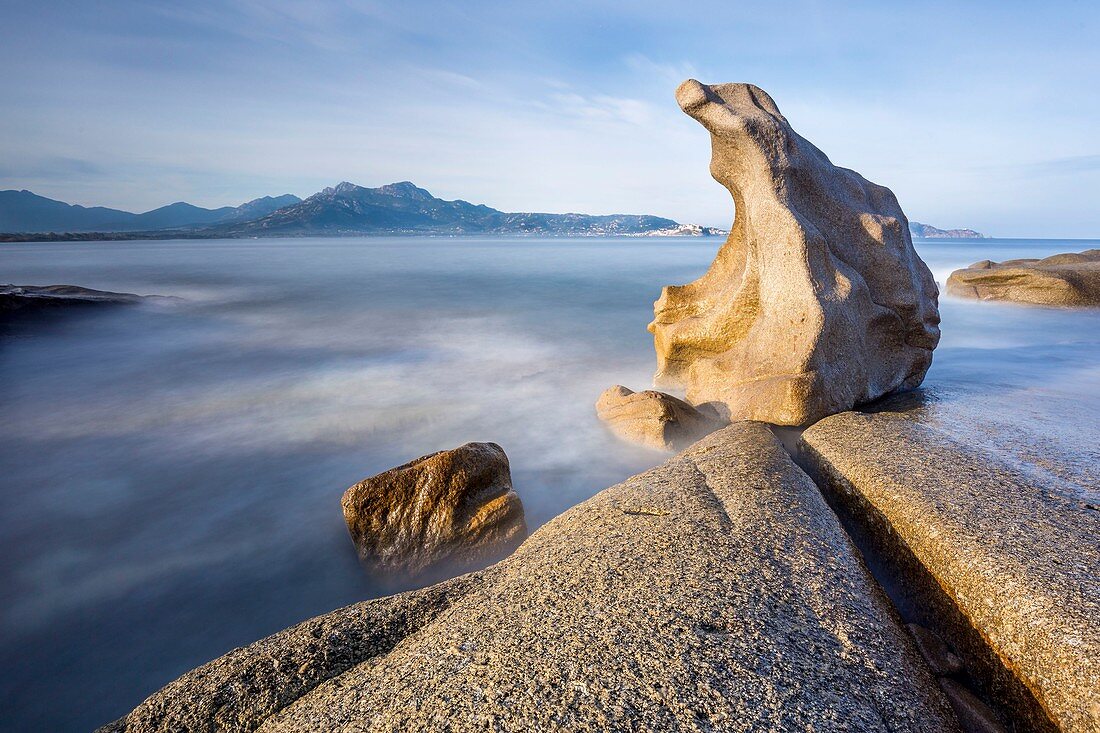 Frankreich, Haute-Corse, Balagne, Lumio, Golf von Calvi, Strand von Arinella, durch Erosion geformter Fels, örtlich Taffonis genannt