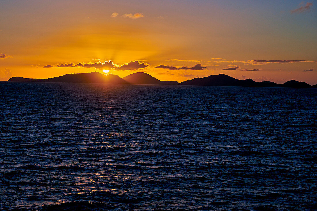 Sonnenaufgang vor den Britischen Jungferninseln, Karibik, Mittelamerika