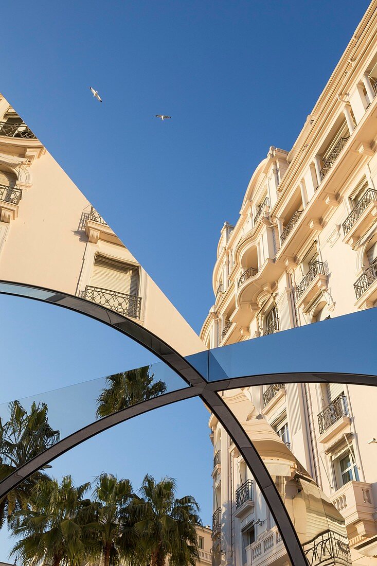 Frankreich, Alpes-Maritimes, Cannes, Fassade des Palais Miramar reflektiert ein modernes Kunstwerk