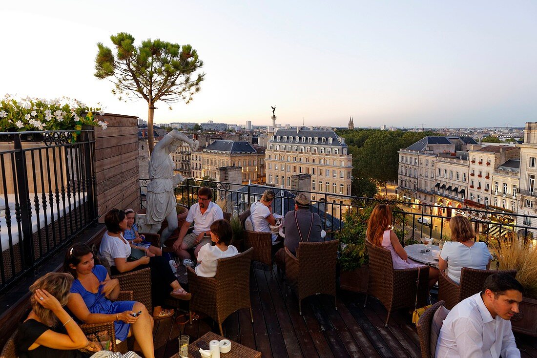 Frankreich, Gironde, Bordeaux, UNESCO-Weltkulturerbegebiet, Grand Hôtel, Bar le Beach Club auf dem Dach