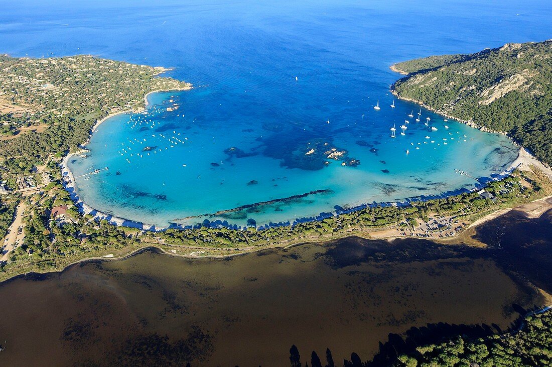 Frankreich, Corse-du-Sud, Golf von Santa Giulia, südlich von Porto Vecchio, der Santa Giulia Teich (Luftaufnahme)