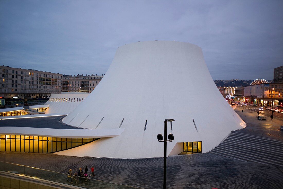 Frankreich, Seine-Maritime, Le Havre, von Auguste Perret wiederaufgebautes Stadtzentrum, als UNESCO-Weltkulturerbe, der Vulkan des Architekten Oscar Niemeyer und das erste in Frankreich geschaffene Kulturhaus