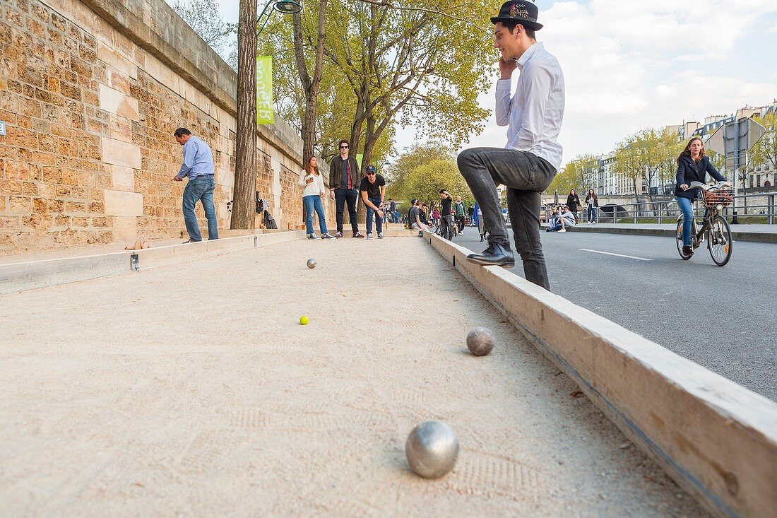 Frankreich, Paris, UNESCO-Weltkulturerbegebiet, Parc Rives de Seine, Neubau der Uferpromenaden, am 02.04.2017 eingeweiht, Pétanque-Spiel