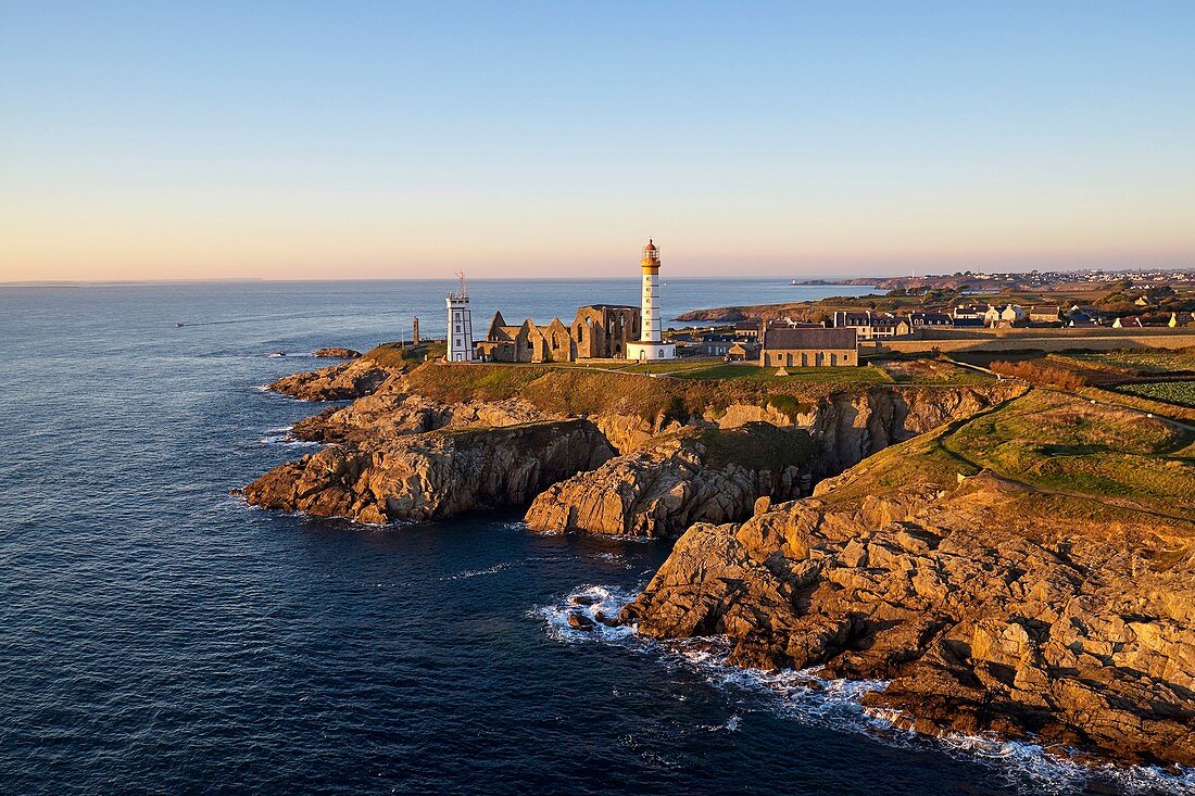 Frankreich, Finistère, Plougonvelin, Ausgangspunkt des Jakobsweges, an der Landspitze Saint-Mathieu und am Iroise-See, am Leuchtturm von Saint-Mathieu, an der Abtei Saint-Mathieu de Fine Terre und das Semaphor (Luftaufnahme)