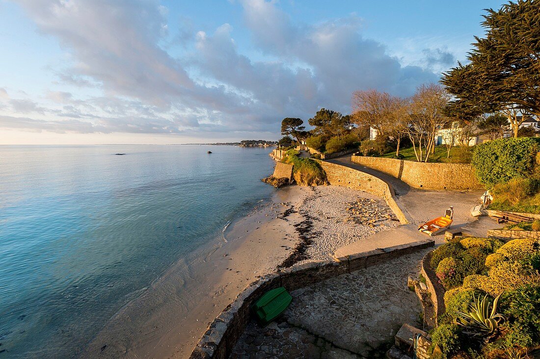 Frankreich, Morbihan, Halbinsel Quiberon, Saint-Pierre Quiberon, Fischer bei Sonnenaufgang in Kerhostin