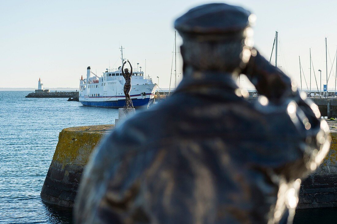 Frankreich, Morbihan, Halbinsel Quiberon, Port Haliguen, Fischer und der Bildhauer Karsten Klingbeil