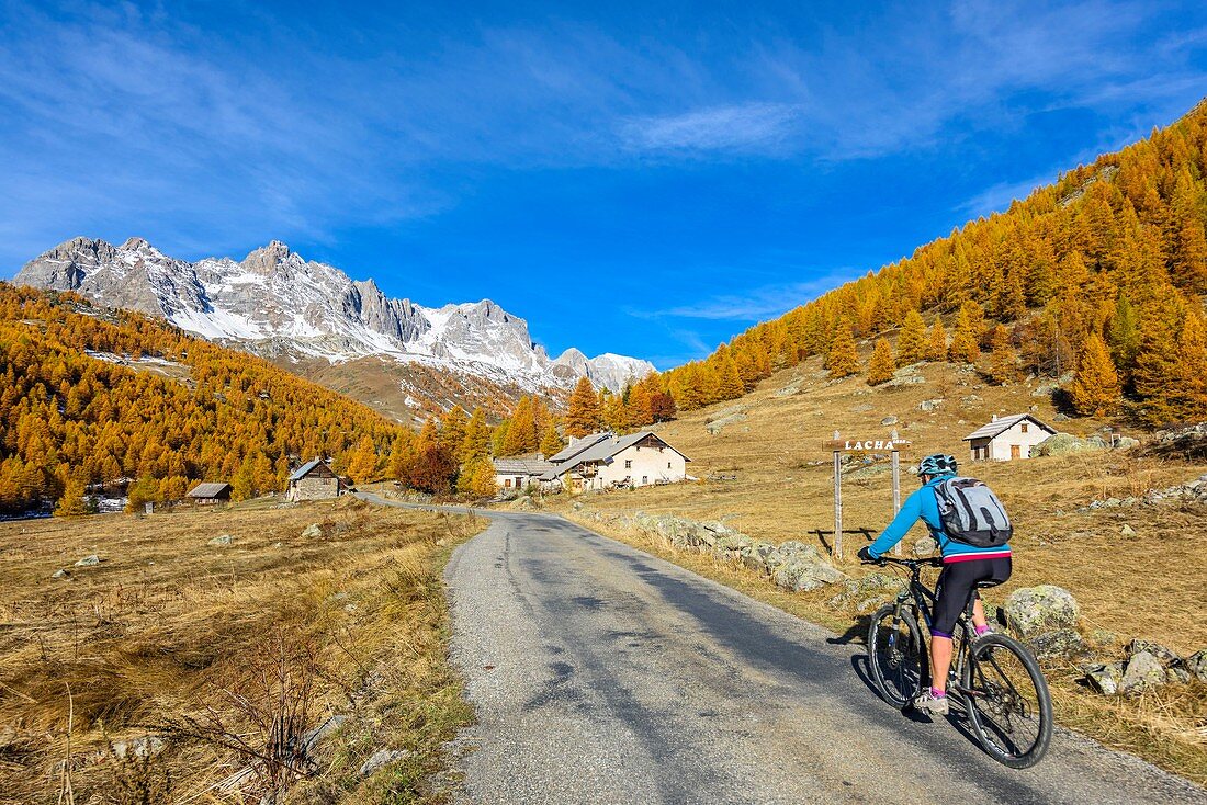 Frankreich, Hautes-Alpe, Brianconnais im Herbst, Claree-Tal, Lacha Chalets