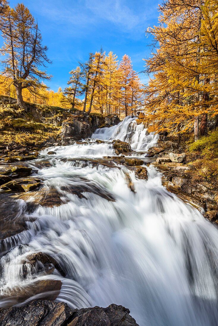 Frankreich, Hautes-Alpe, Brianconnais im Herbst, Claree-Tal, Weiler Fontcouverte, Wasserfall Fontcouverte