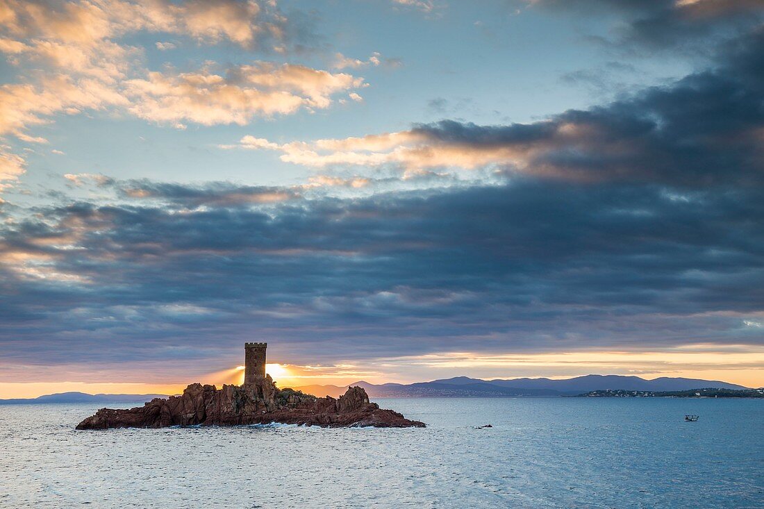 Frankreich, Var, Corniche de l'Estérel, Saint-Raphaël, der Turm der Ile d'Or (Goldinsel) vor dem Cap du Dramont