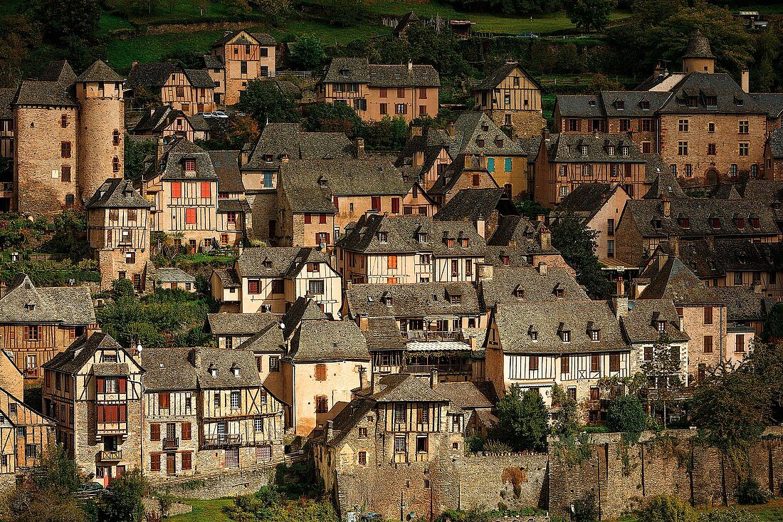 Frankreich, Aveyron, kennzeichnet als Grands Sites de Midi-Pyrénées, Conques, aufgeführt als eines der schönsten Dörfer in Frankreich, Gesamtansicht des Dorfes bei Sonnenuntergang