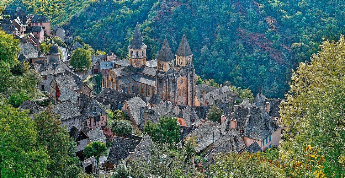 Frankreich, Aveyron, kennzeichnet als Grands Sites de Midi-Pyrénées, Conques, aufgeführt als eines der schönsten Dörfer in Frankreich, Gesamtansicht des Dorfes und seiner Abtei Sainte-Foy de Conques