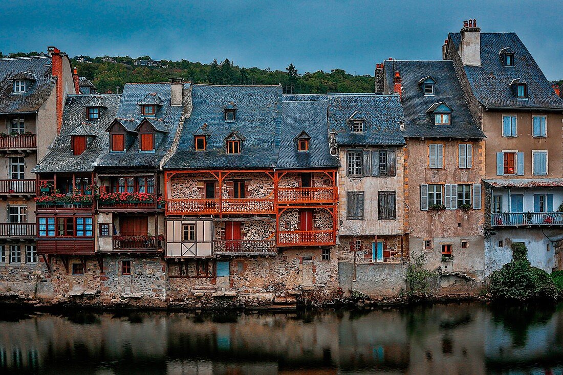 Frankreich, Aveyron, Espalion, UNESCO-Weltkulturerbe, aufgeführt als eines der schönsten Dörfer Frankreichs, Pont Vieux, ehemalige Gerbereien, bekannt als Calquières, am Ufer des Flusses Lot