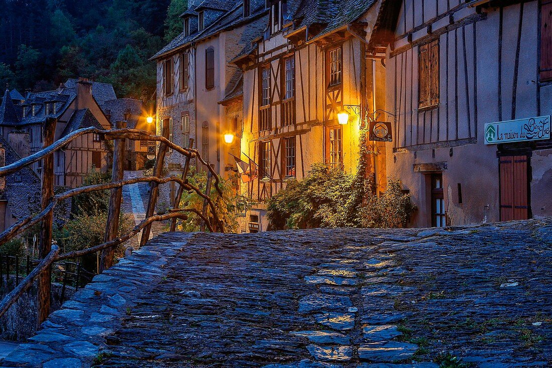 Frankreich, Aveyron, kennzeichnet als Grands Sites de Midi-Pyrénées, Conques, aufgeführt als eines der schönsten Dörfer in Frankreich, Straße des Dorfes nach Sonnenuntergang