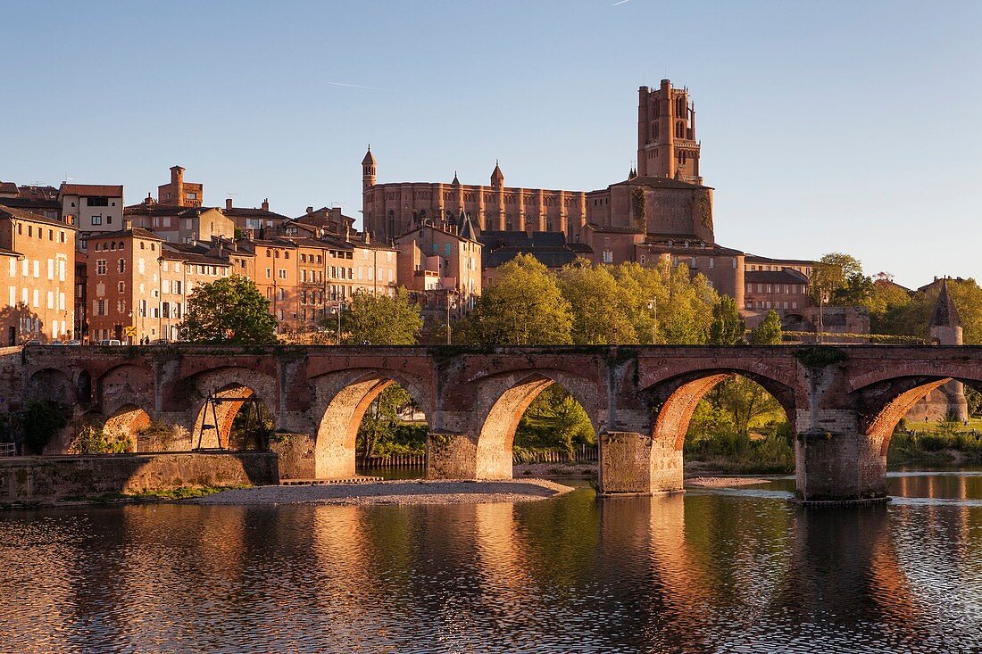 Frankreich, Tarn, Albi, die Bischofsstadt Albi, UNESCO-Weltkulturerbe, die Kathedrale Sainte-Cécile und die alte Brücke über den Tarn