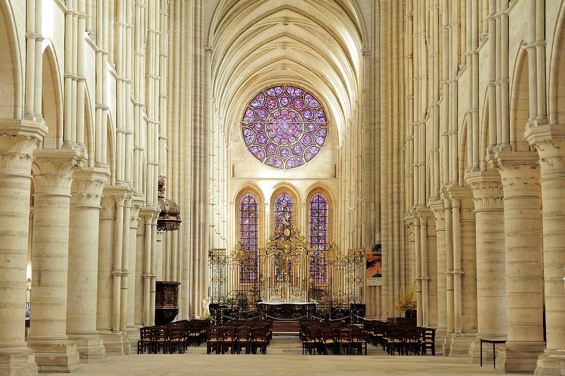 France, Aisne, Laon, cathedral Notre Dame built between 1150 and 1180, interior and rosace