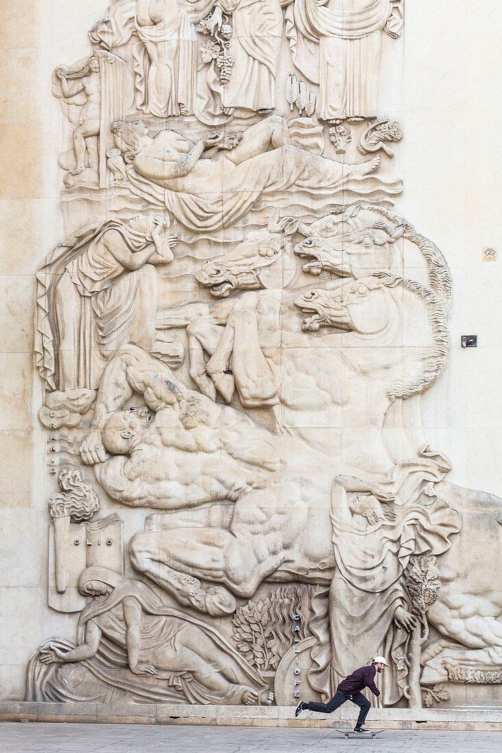 Frankreich, Paris, Palais de Tokyo , Flachrelief von Alfred Janniot mit dem Titel La légende de la Terre avec un skateur en premier plan