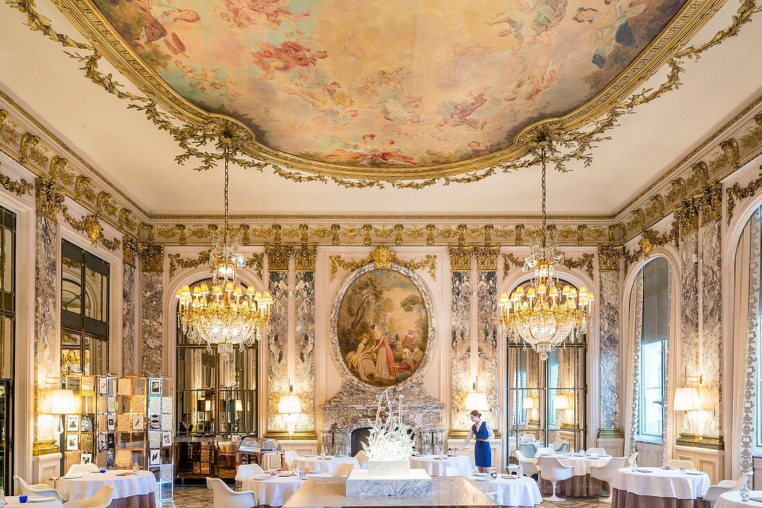 France, Paris, Rue de Rivoli, luxury hotel Le Meurice founded by Augustin Meurice in 1838 and frequented by Jean Cocteau, Queen Victoria, Ernest Hemingway, Pablo Picasso, Andy Warhol ..., restaurant Le Meurice Alain Ducasse