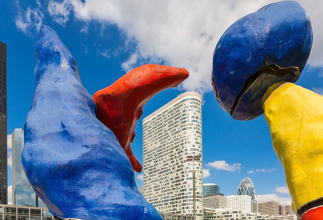 Frankreich, Hauts-de-Seine, La Défense, Puteaux, vor dem Einkaufszentrum Les Quatre Temps mit der monumentalen Skulptur von Joan Miró mit dem Titel Deux personnages fantastiques Der Architekt Jean Paul Viguier