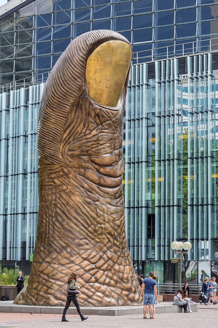Frankreich, Hauts-de-Seine, La Défense, Puteaux, Faubourg de l'Arche, Skulptur des französischen Künstlers César mit dem Titel Le Pouce