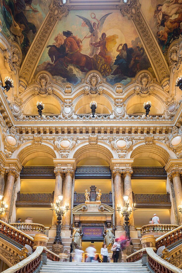 Frankreich, Paris, Opéra Garnier , vom Architekten Charles Garnier in einem eklektischen Stil entworfen, große Freitreppe und Decke vom Maler Isidore Alexandre-Auguste Pils