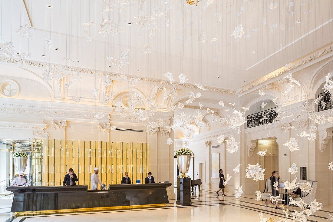 France, Paris, Avenue Kleber, luxury hotel The Peninsula opened in 2014 in the former mansion of the 19th century called Castille Palace, reception with a contemporary chandelier called Dancing Leaves by LASVIT