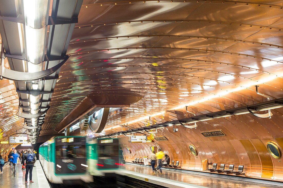 Frankreich, Paris, Metrostation der Linie 11, die seit 1994 anlässlich der Feierlichkeiten zum zweihundertjährigen Bestehen des Conservatoire national des arts et métiers (Nationales Konservatorium der Künste und des Handwerks) mit Kupferplatten verkleidet