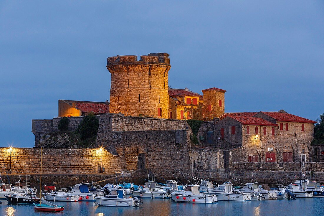 Frankreich, Pyrénées Atlantiques, Baskenland, Euskadi, Ciboure, Socoa, Festung und Hafen im Morgengrauen