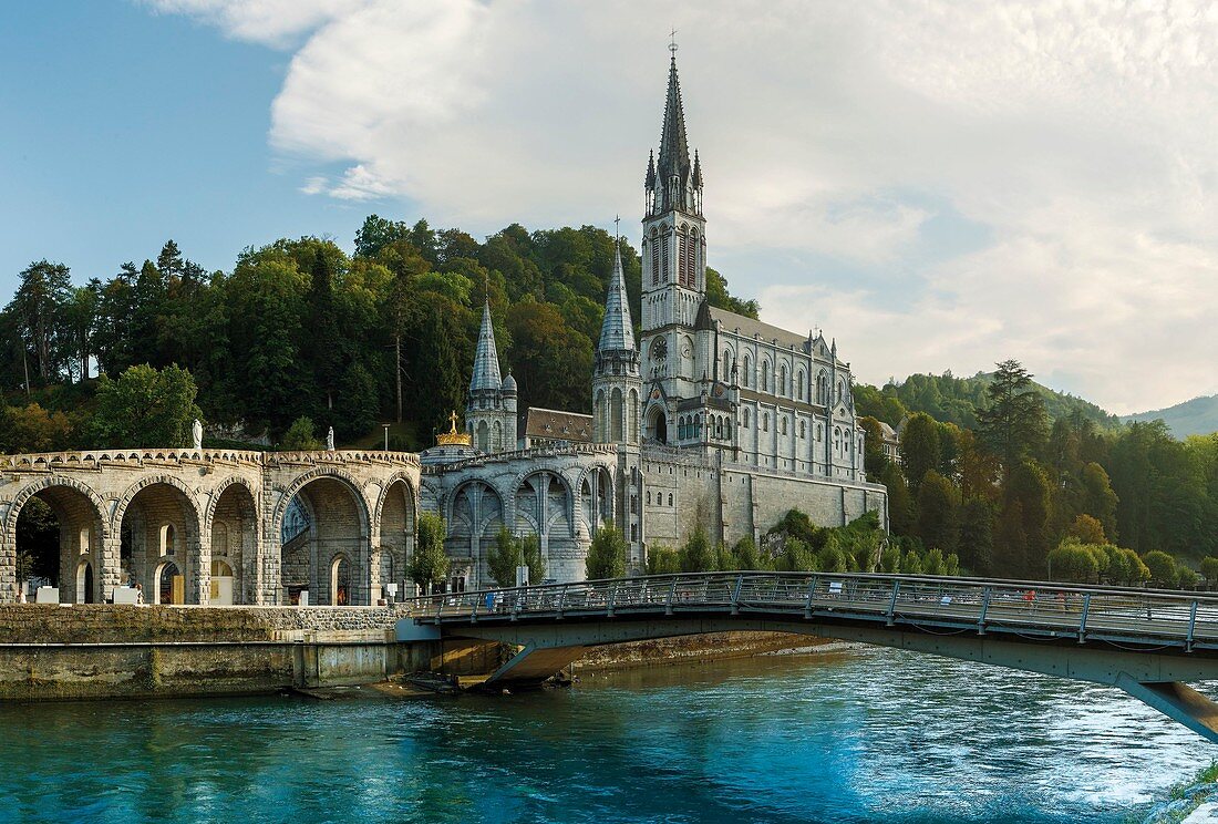 Frankreich, Hautes-Pyrénées, kennzeichnet als Grands Sites de Midi-Pyrénées, Lourdes, Schauplatz des Lebens auf dem Heiligtum von Lourdes, Touristen und Ordensleute im Heiligtum
