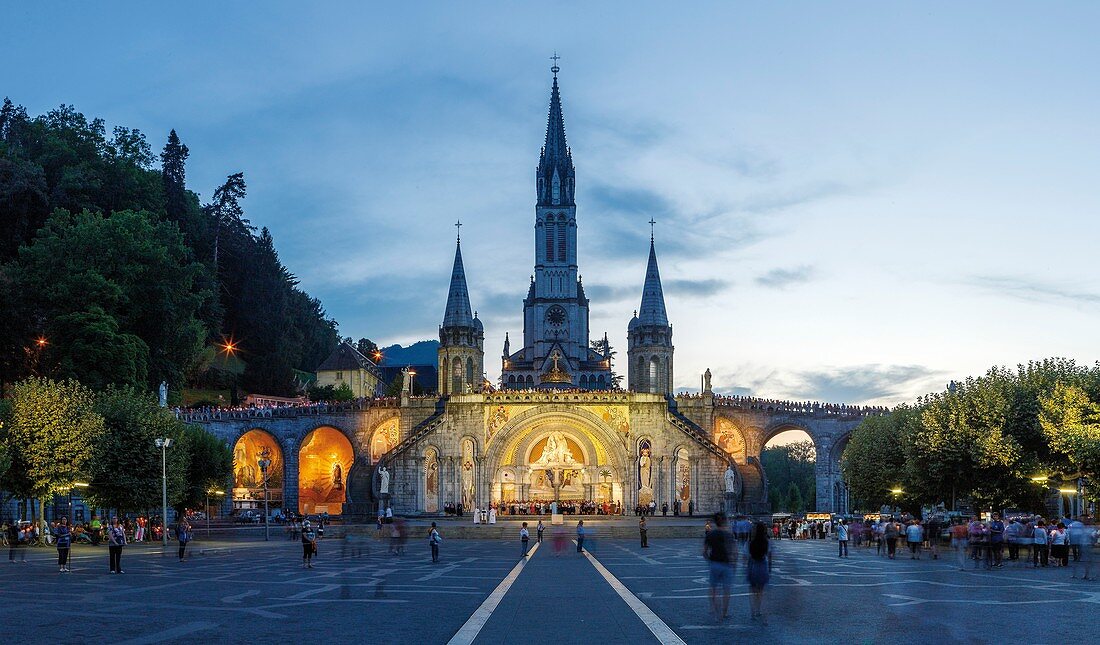 Frankreich, Hautes-Pyrénées, kennzeichnet als Grands Sites de Midi-Pyrénées, Lourdes, Schauplatz des Lebens auf dem Heiligtum von Lourdes, Touristen und Ordensleute im Heiligtum