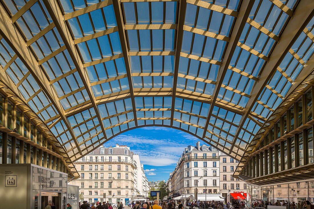 Frankreich, Paris, das Vordach des Forum des Halles aus Glas und Metall, entworfen von Patrick Berger und Jacques Anziutti und eingeweiht am 5. April 2016