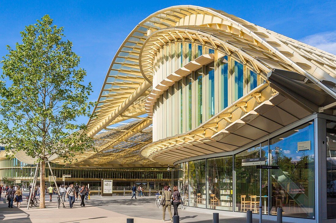 Frankreich, Paris, das Vordach des Forum des Halles aus Glas und Metall, entworfen von Patrick Berger und Jacques Anziutti und eingeweiht am 5. April 2016