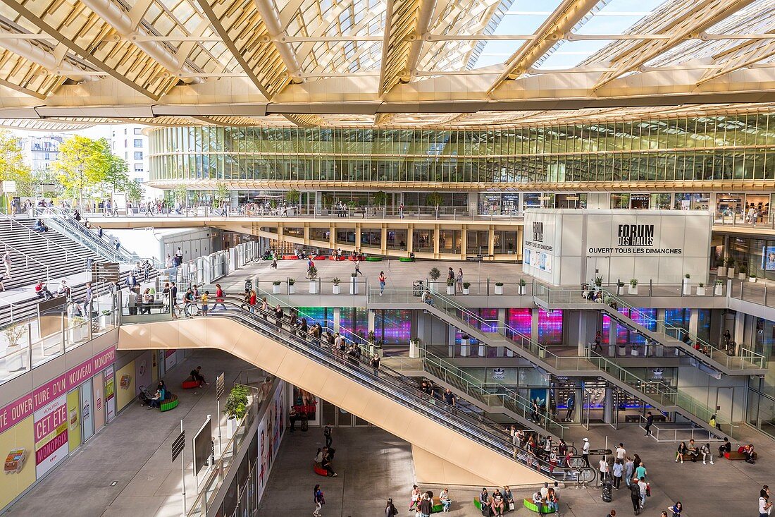 Frankreich, Paris, das Vordach des Forum des Halles aus Glas und Metall, entworfen von Patrick Berger und Jacques Anziutti und eingeweiht am 5. April 2016