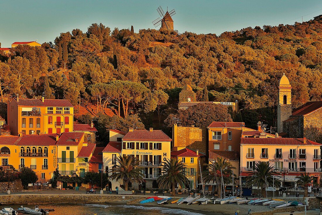 Frankreich, Pyrénées Orientales, Collioure, Strand und Windmühle bei Sonnenuntergang