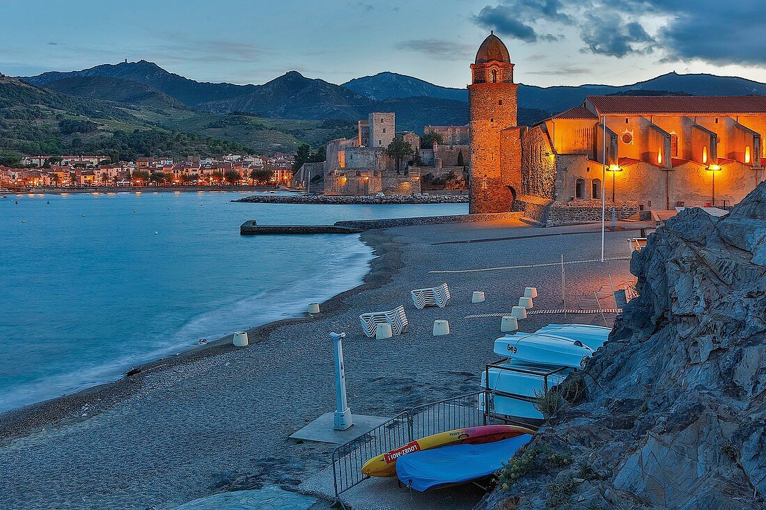 Frankreich, Pyrénées-Orientales, Collioure, Blick auf die Stadt bei Nacht